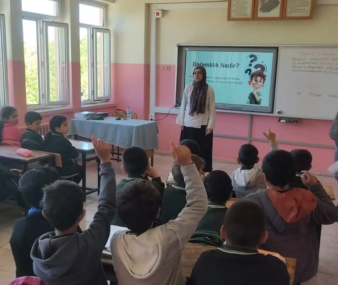 Minik Öğrencilere "Bilinçli Teknoloji" Eğitimi: Reçetemiz Belli! Minik Öğrencilere "Bilinçli Teknoloji" Eğitimi: Reçetemiz Belli!