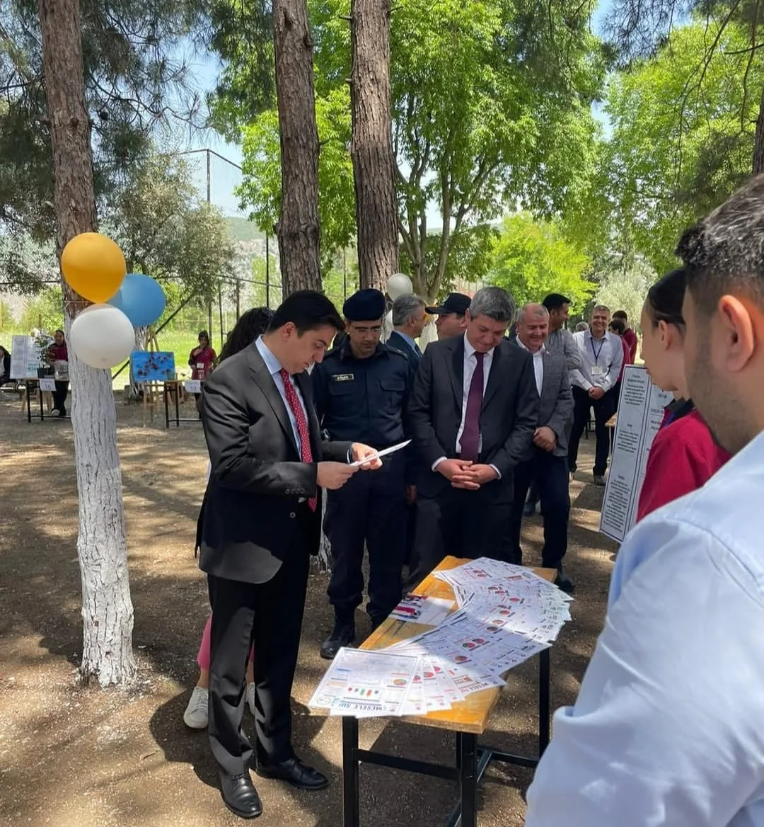 Yeşilova'da TÜBİTAK 4006 Bilim Fuarı Kapılarını Açtı Yeşilova'da TÜBİTAK 4006 Bilim Fuarı Kapılarını Açtı