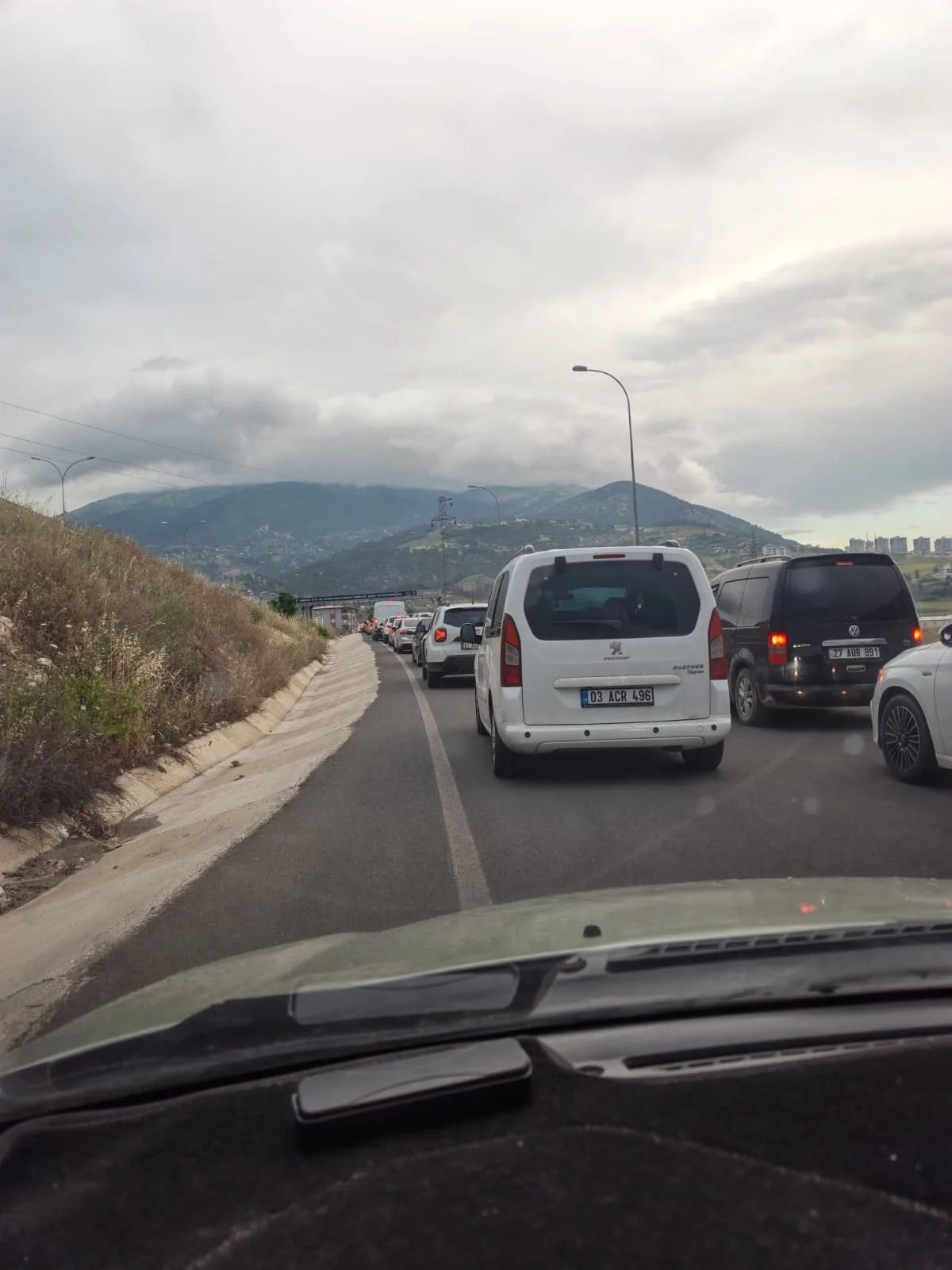 Kılavuzlu Yolu’nda Trafik Çilesi: Sürücüler Kavşak ve Sinyalizasyon İstiyor