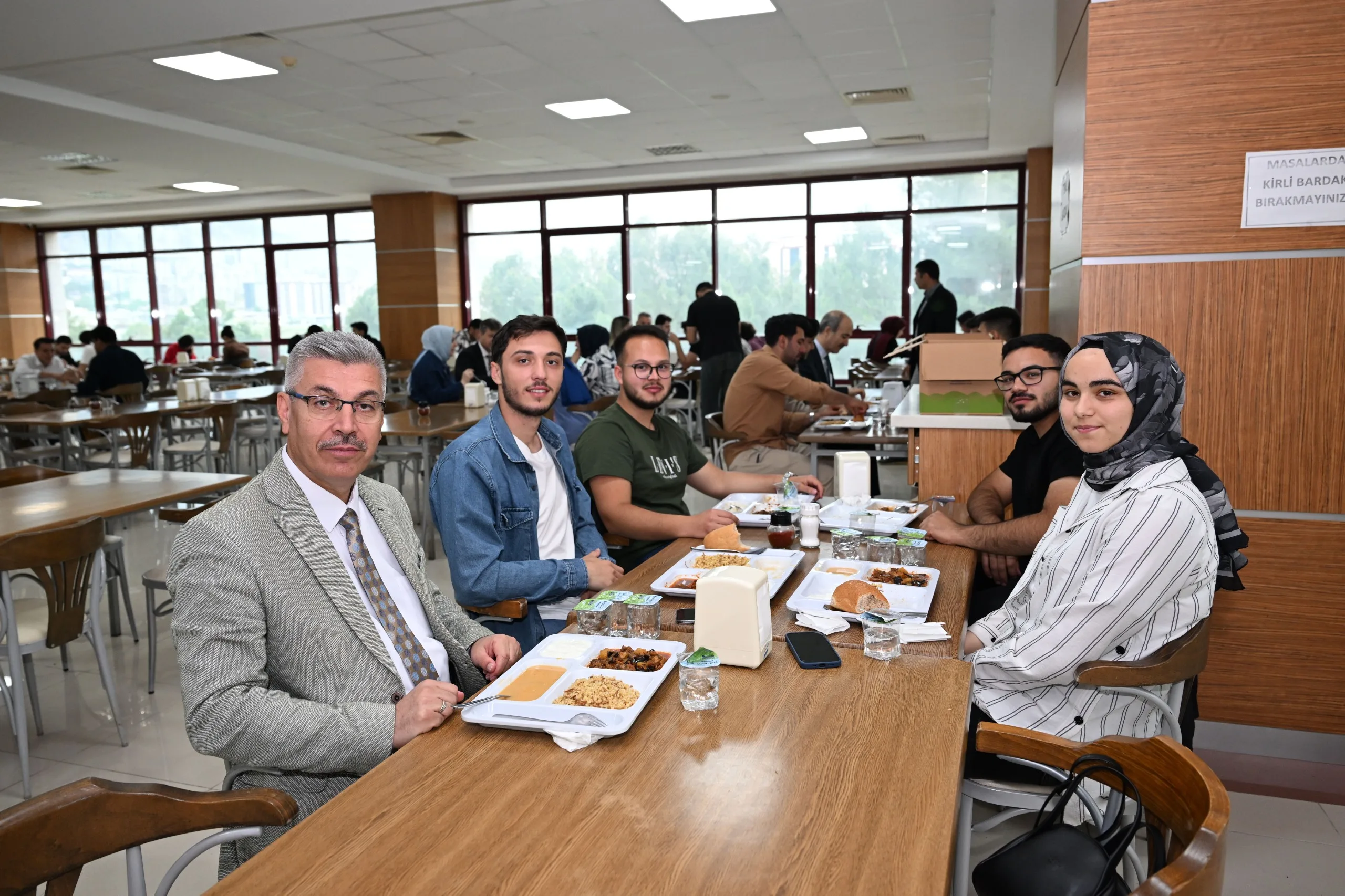 Rektör Okumuş Öğrencilerle Yemekte Buluştu