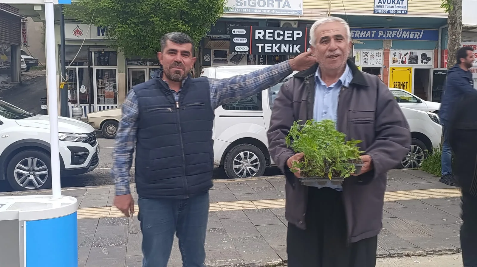 Andırın’da Öğrencilerden Anlamlı Toplum Hizmeti: 3 Bin Fide Vatandaşla Buluştu!