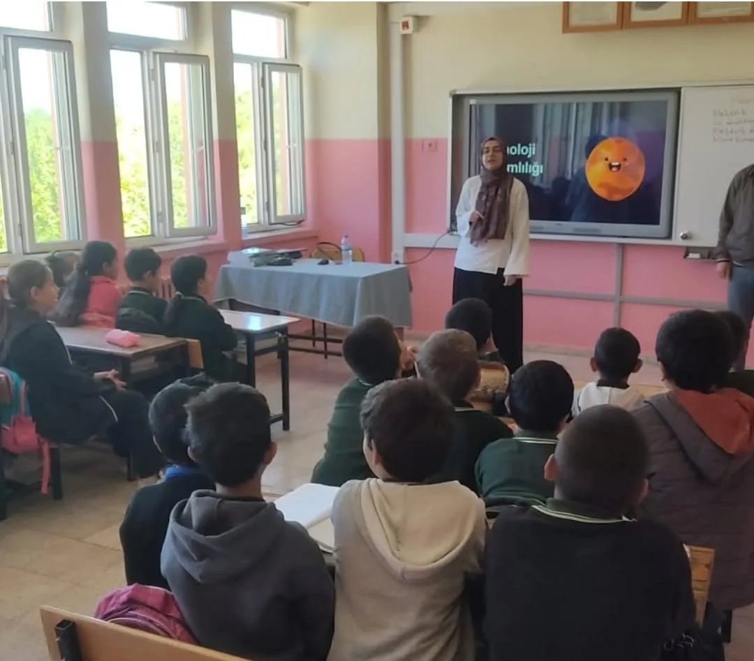 Minik Öğrencilere "Bilinçli Teknoloji" Eğitimi: Reçetemiz Belli!
