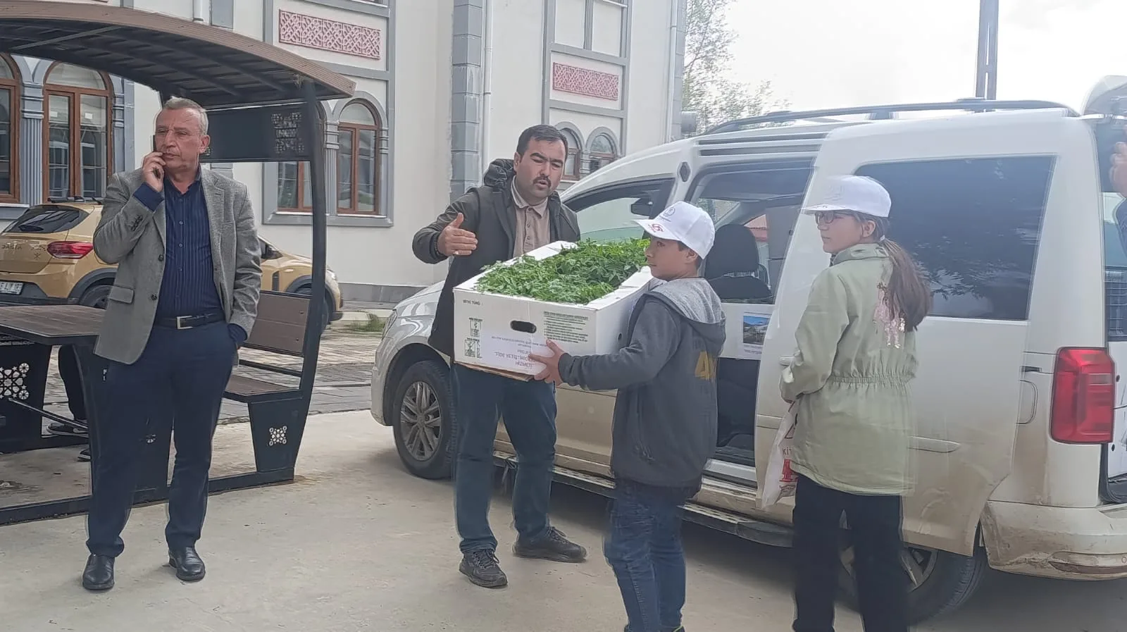 Andırın’da Öğrencilerden Anlamlı Toplum Hizmeti: 3 Bin Fide Vatandaşla Buluştu!