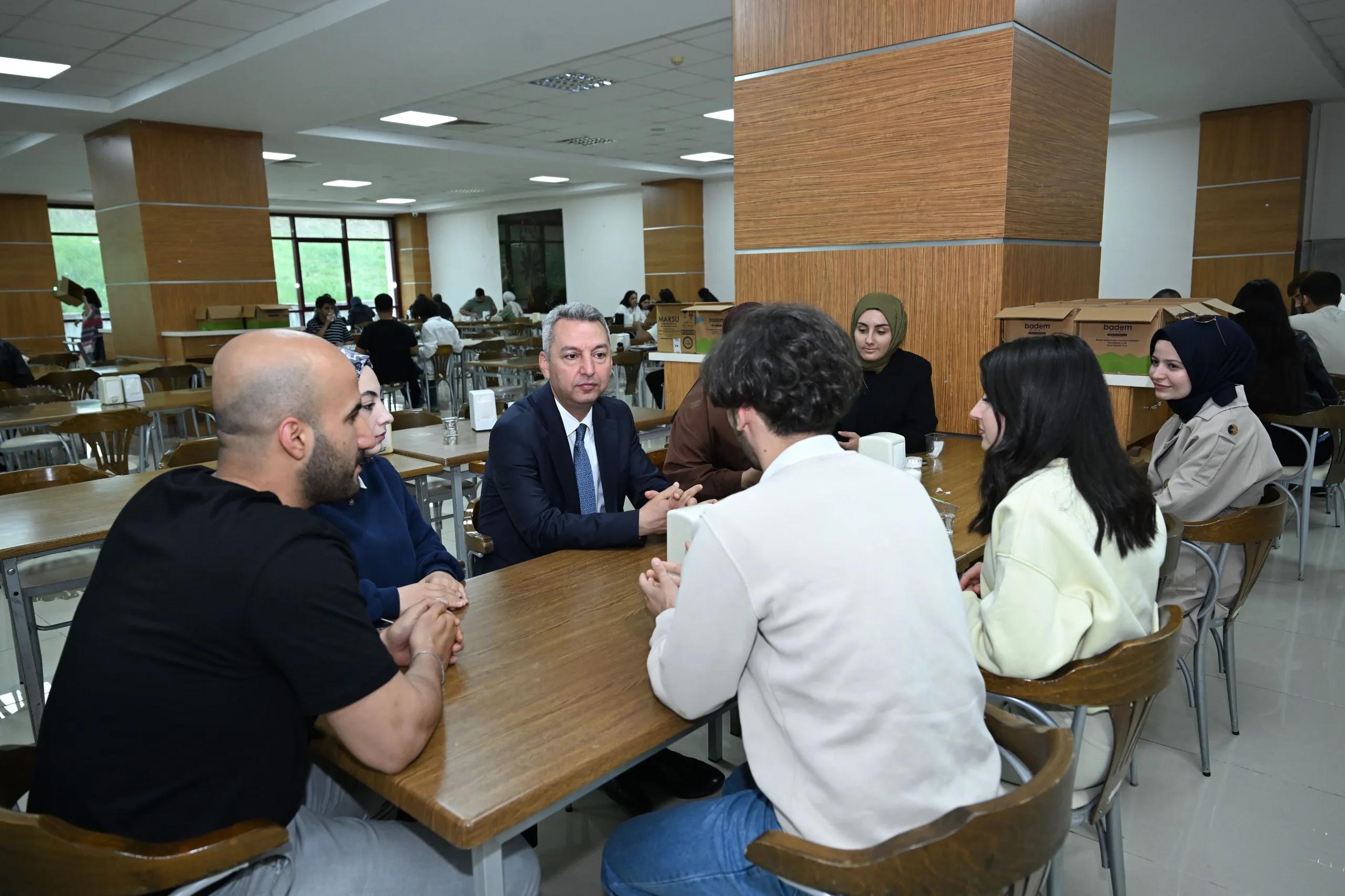 Rektör Okumuş Öğrencilerle Yemekte Buluştu