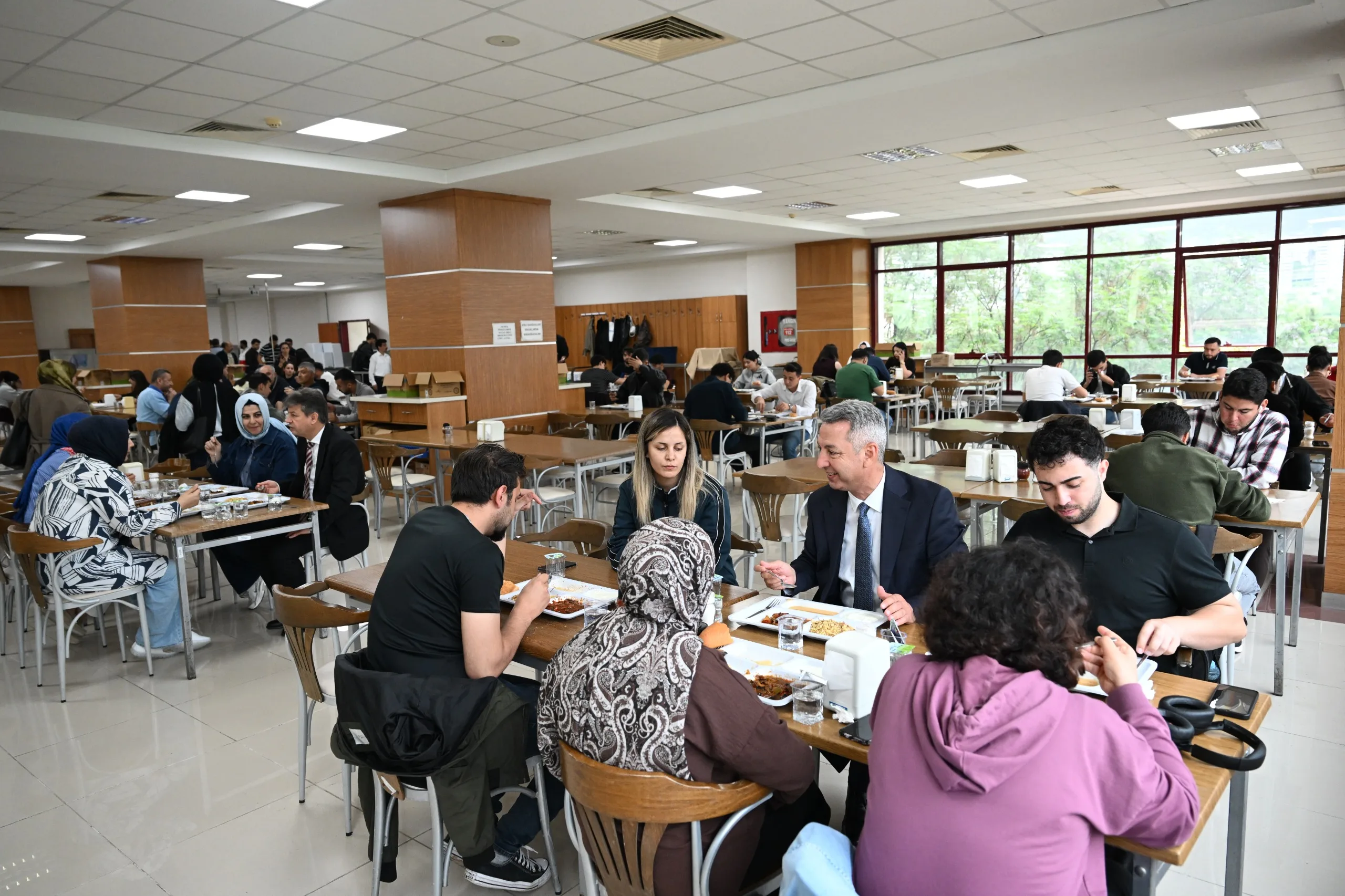 Rektör Okumuş Öğrencilerle Yemekte Buluştu