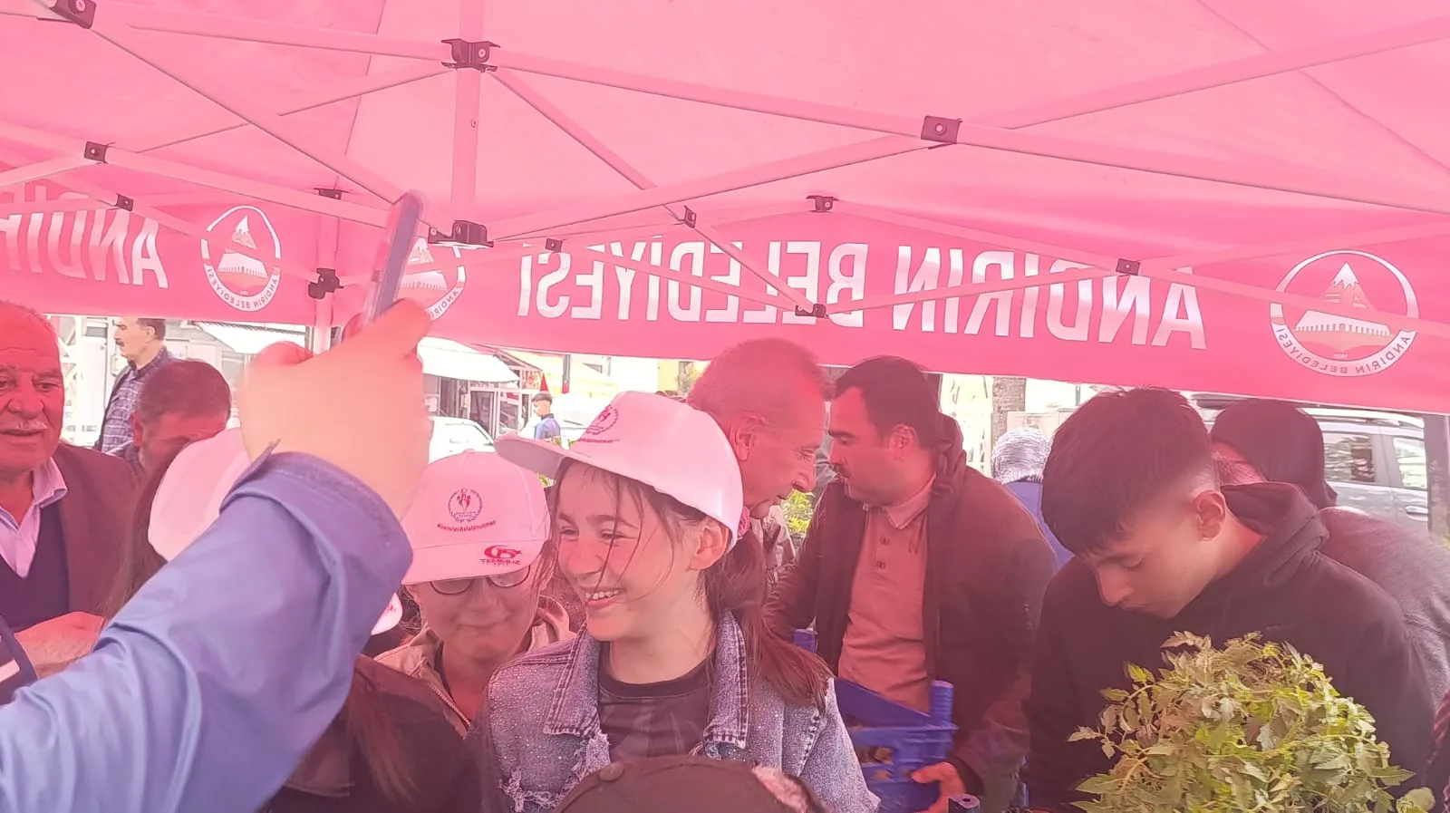 Andırın’da Öğrencilerden Anlamlı Toplum Hizmeti: 3 Bin Fide Vatandaşla Buluştu!