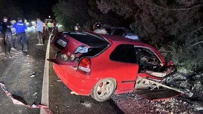 İki otomobilin kafa kafaya çarpıştığı kazada karı-koca öldü, 4 yaşındaki