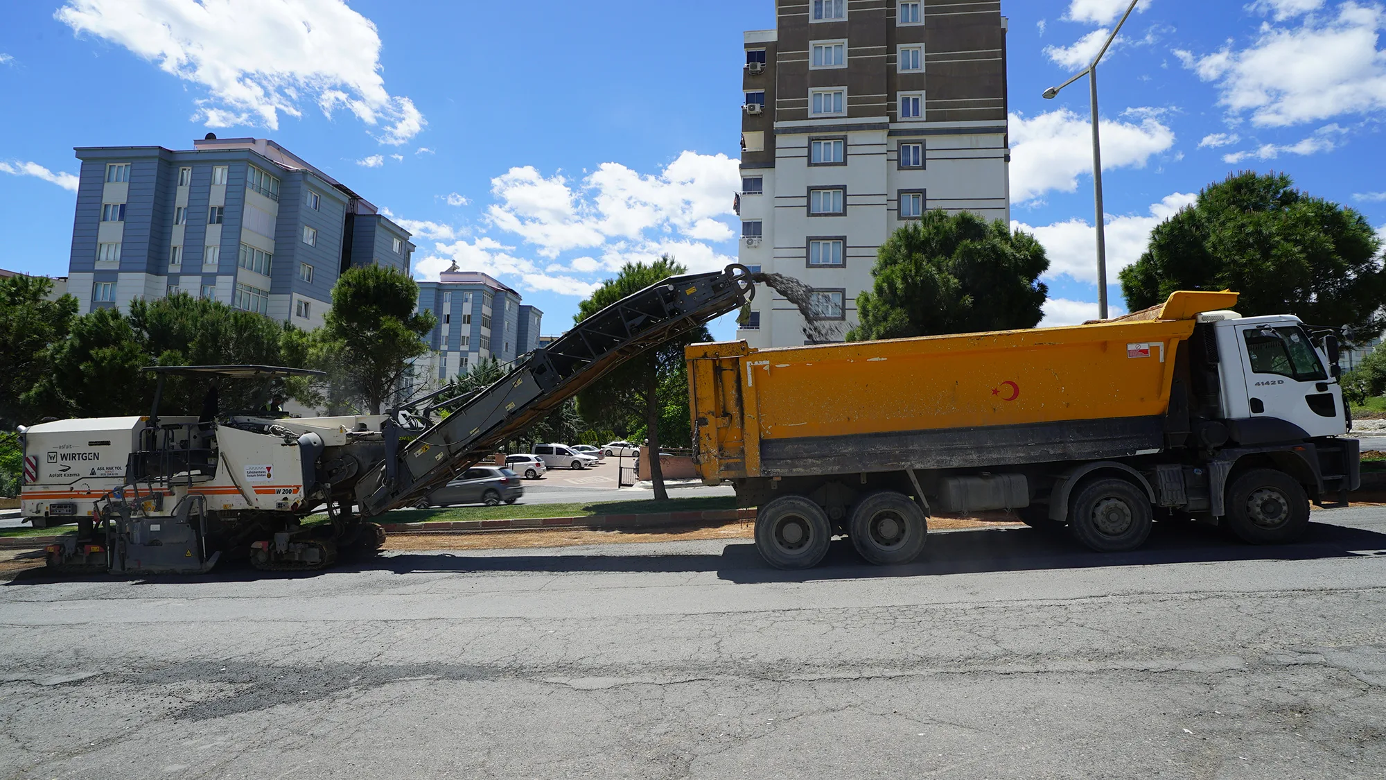 Büyükşehir Ahır Dağı Caddesi’ni Asfalta Hazırlıyor Büyükşehir Ahır Dağı Caddesi’ni Asfalta Hazırlıyor
