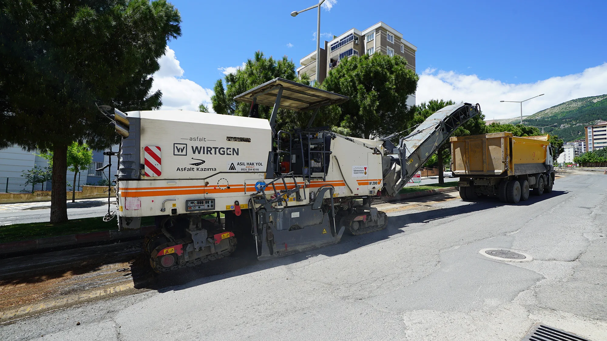 Büyükşehir Ahır Dağı Caddesi’ni Asfalta Hazırlıyor Büyükşehir Ahır Dağı Caddesi’ni Asfalta Hazırlıyor