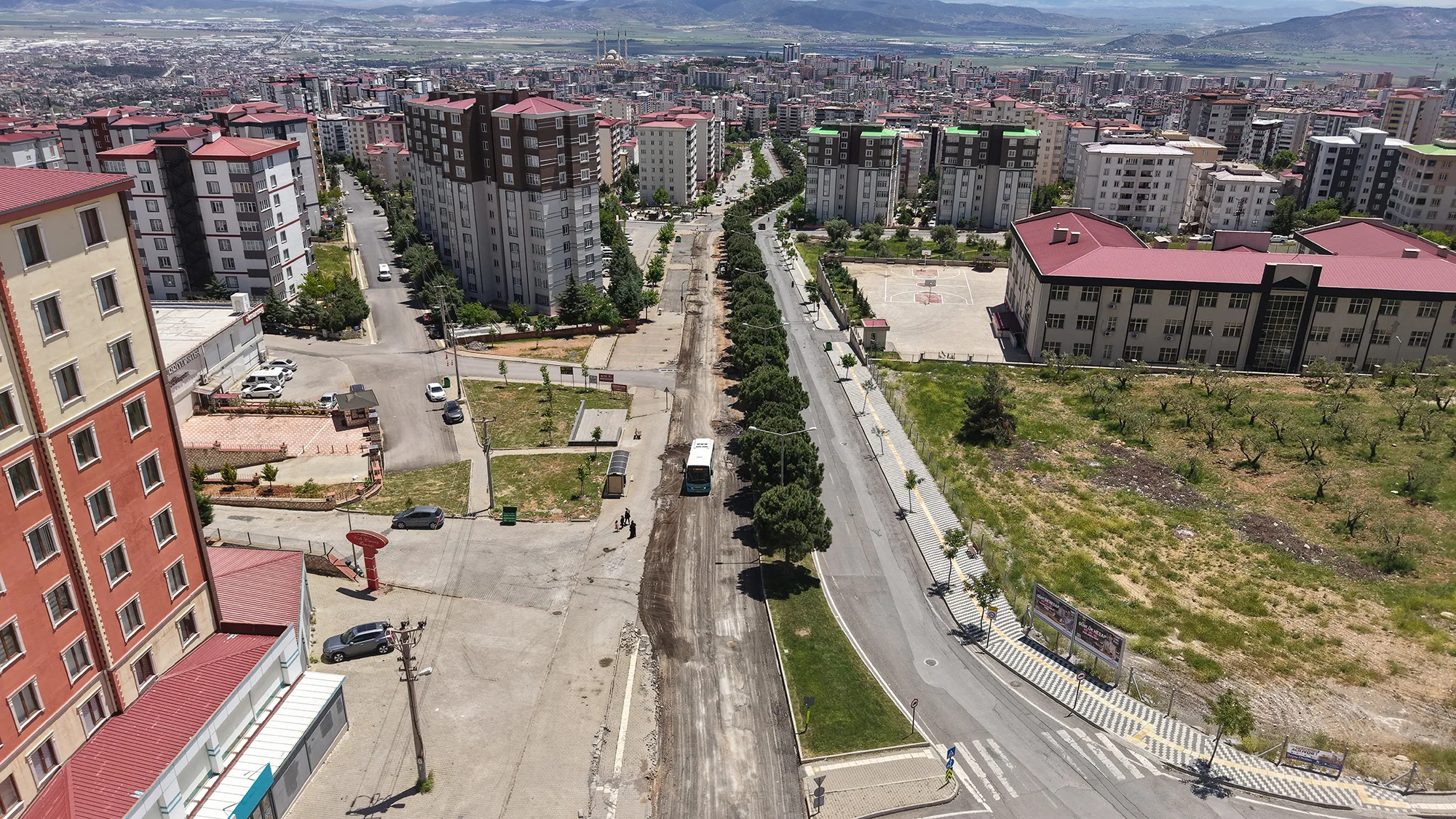 Büyükşehir Ahır Dağı Caddesi’ni Asfalta Hazırlıyor Büyükşehir Ahır Dağı Caddesi’ni Asfalta Hazırlıyor