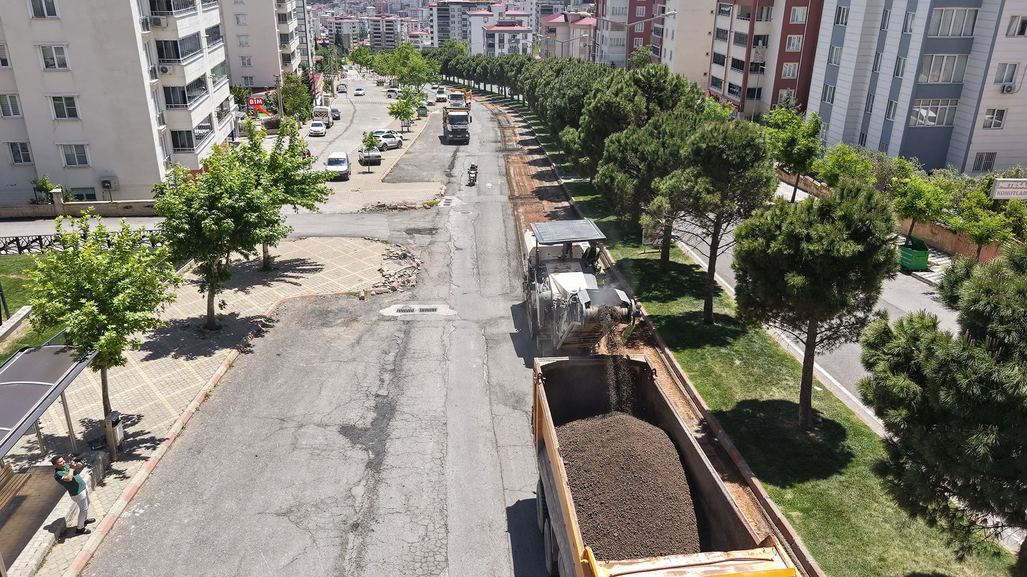 Büyükşehir Ahır Dağı Caddesi’ni Asfalta Hazırlıyor Büyükşehir Ahır Dağı Caddesi’ni Asfalta Hazırlıyor
