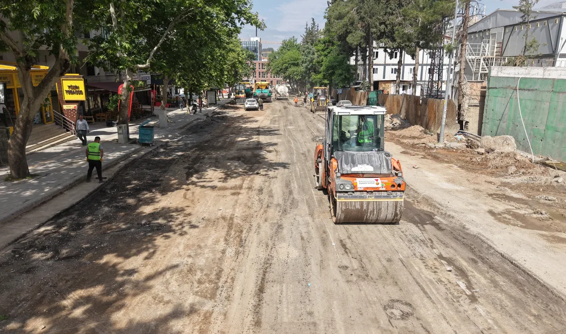 Kahramanmaraş Büyükşehir Belediyesi, kentin en işlek caddesinde yenileme çalışması başlattı.