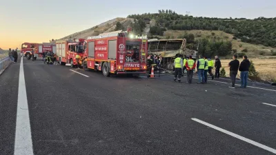 Yolcu otobüsünün bariyerlere çarparak yandı. Alev alan otobüste 1'i bebek