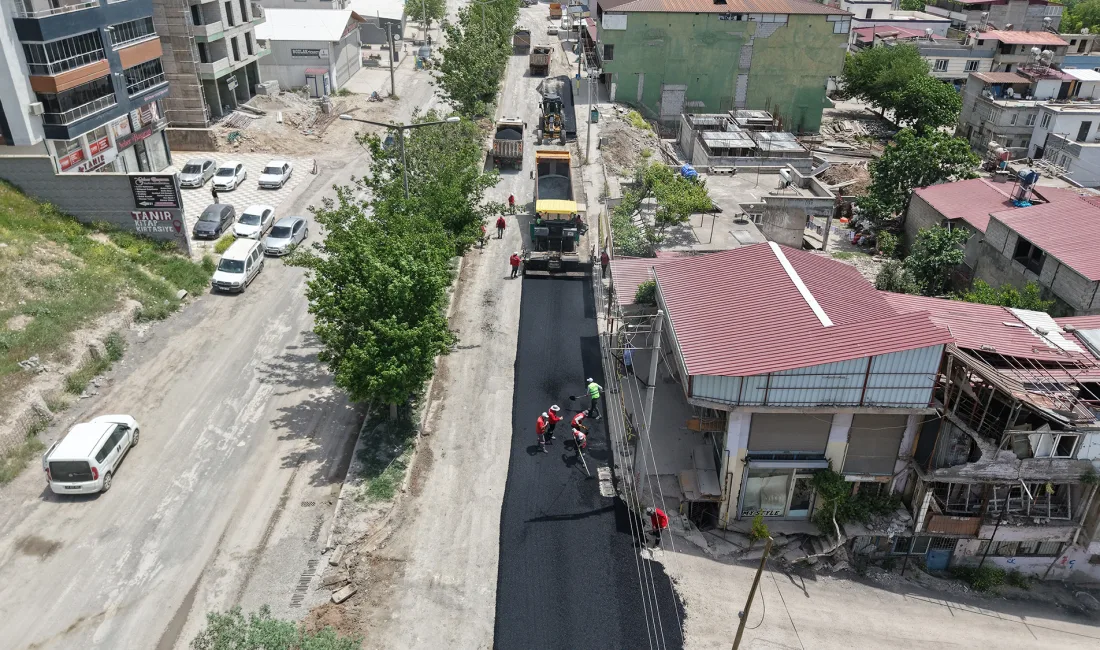 Kahramanmaraş Büyükşehir Belediyesi, Dulkadiroğlu’nun kalbi niteliğindeki 2 bulvarda asfalt yenileme