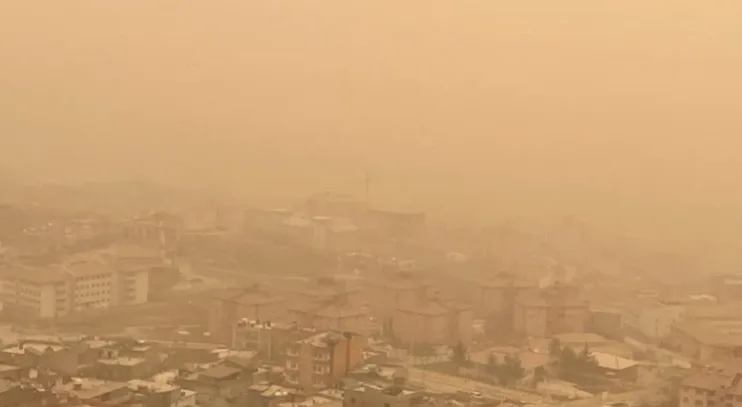 Kahramanmaraş’ta de etkisini göstermeye başlayan çöl tozu dalgası, Türkiye genelinde
