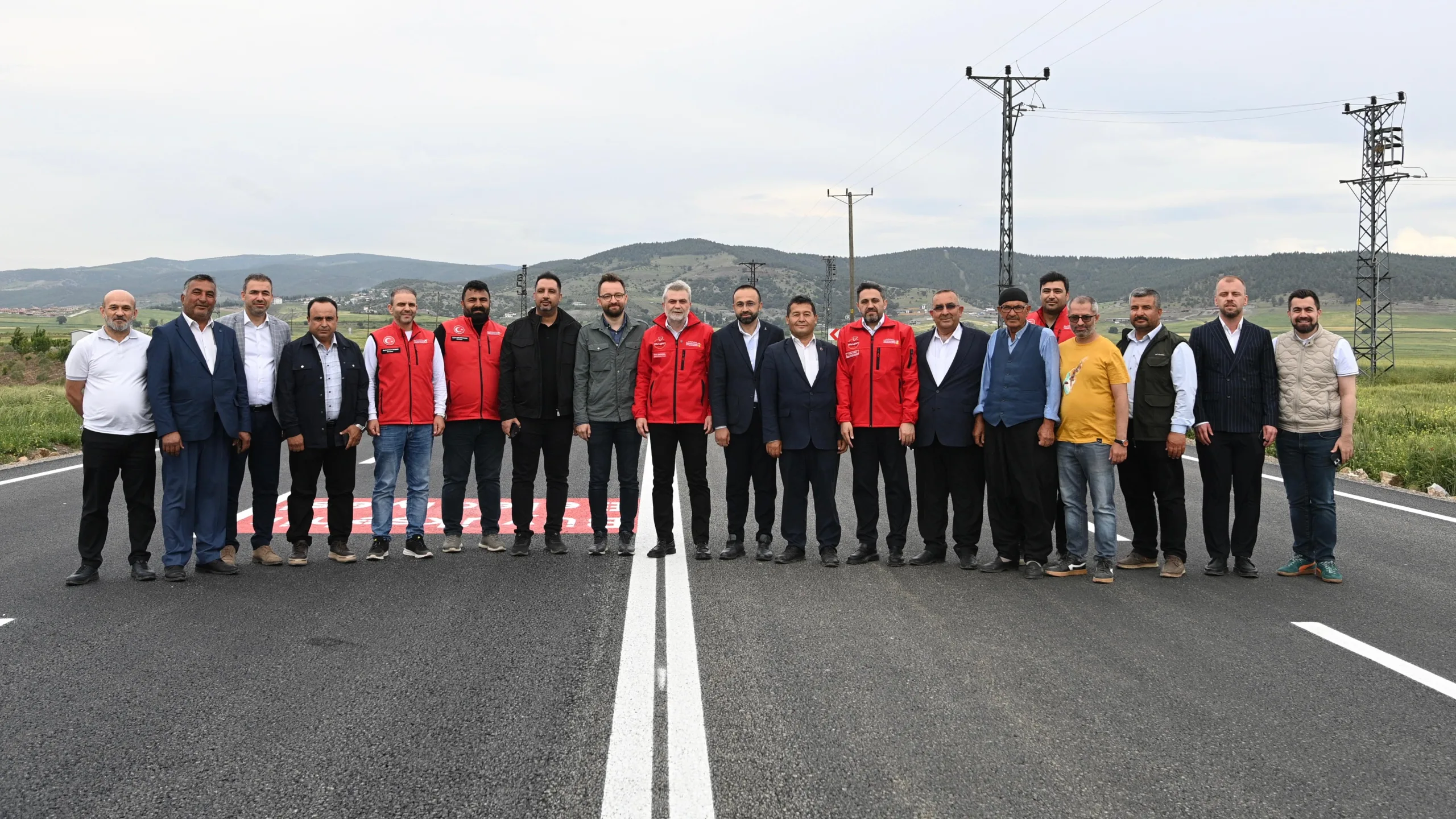 Dulkadiroğlu Elmalar Yolu’nda gerçekleştirilen asfalt çalışmalarını yerinde inceleyen Kahramanmaraş Büyükşehir