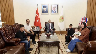 Kahramanmaraş’ta düzenlenen Türkiye Offroad Şampiyonası’nda rüzgârın etkisiyle yere düşen Türk