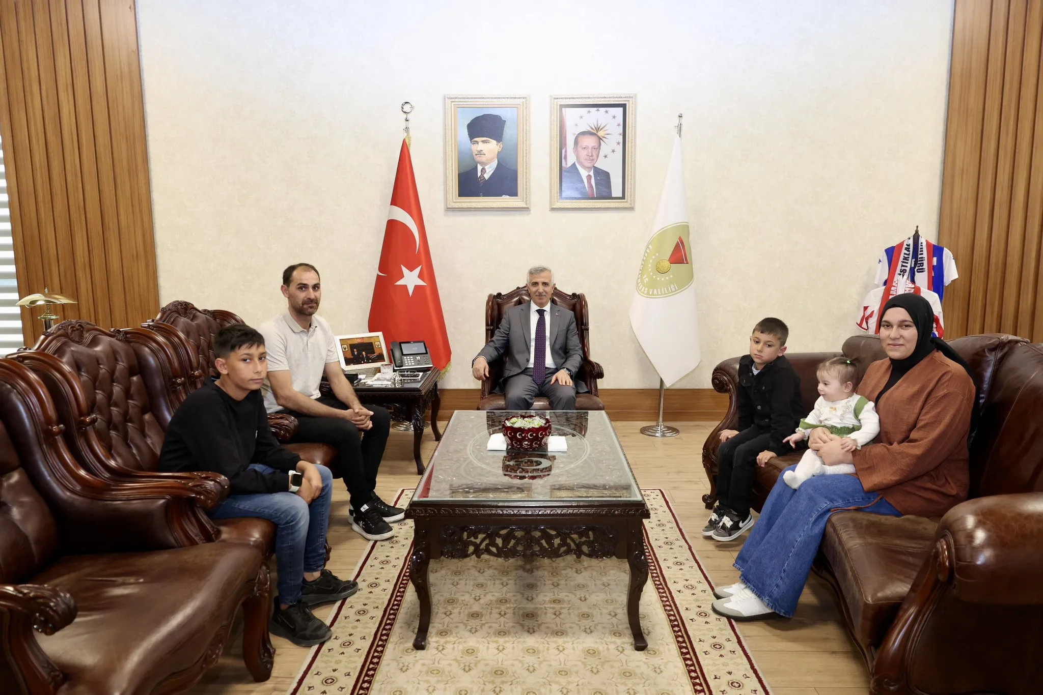 Kahramanmaraş’ta düzenlenen Türkiye Offroad Şampiyonası’nda rüzgârın etkisiyle yere düşen Türk