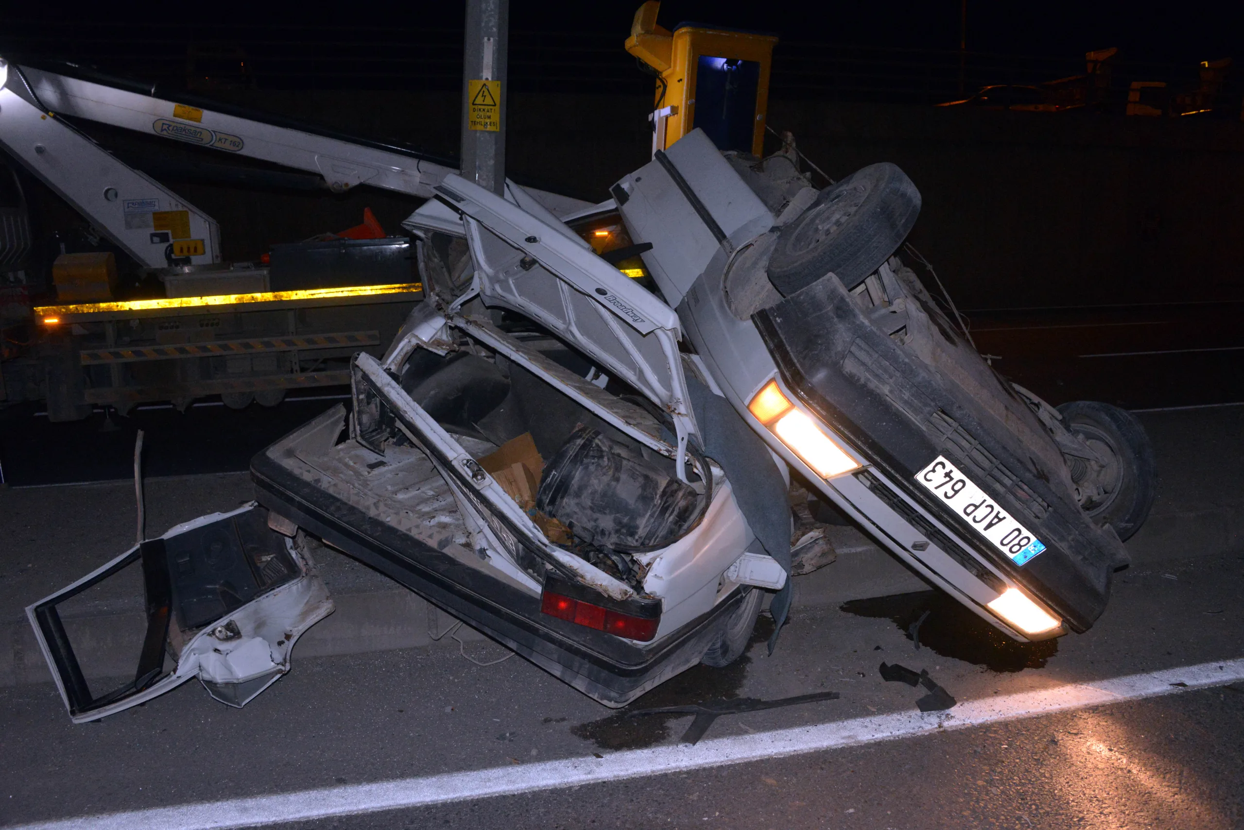 Kahramanmaraş’ta mucize kurtuluş: İkiye katlanan otomobilden… Kahramanmaraş’ta mucize kurtuluş: İkiye katlanan otomobilden…