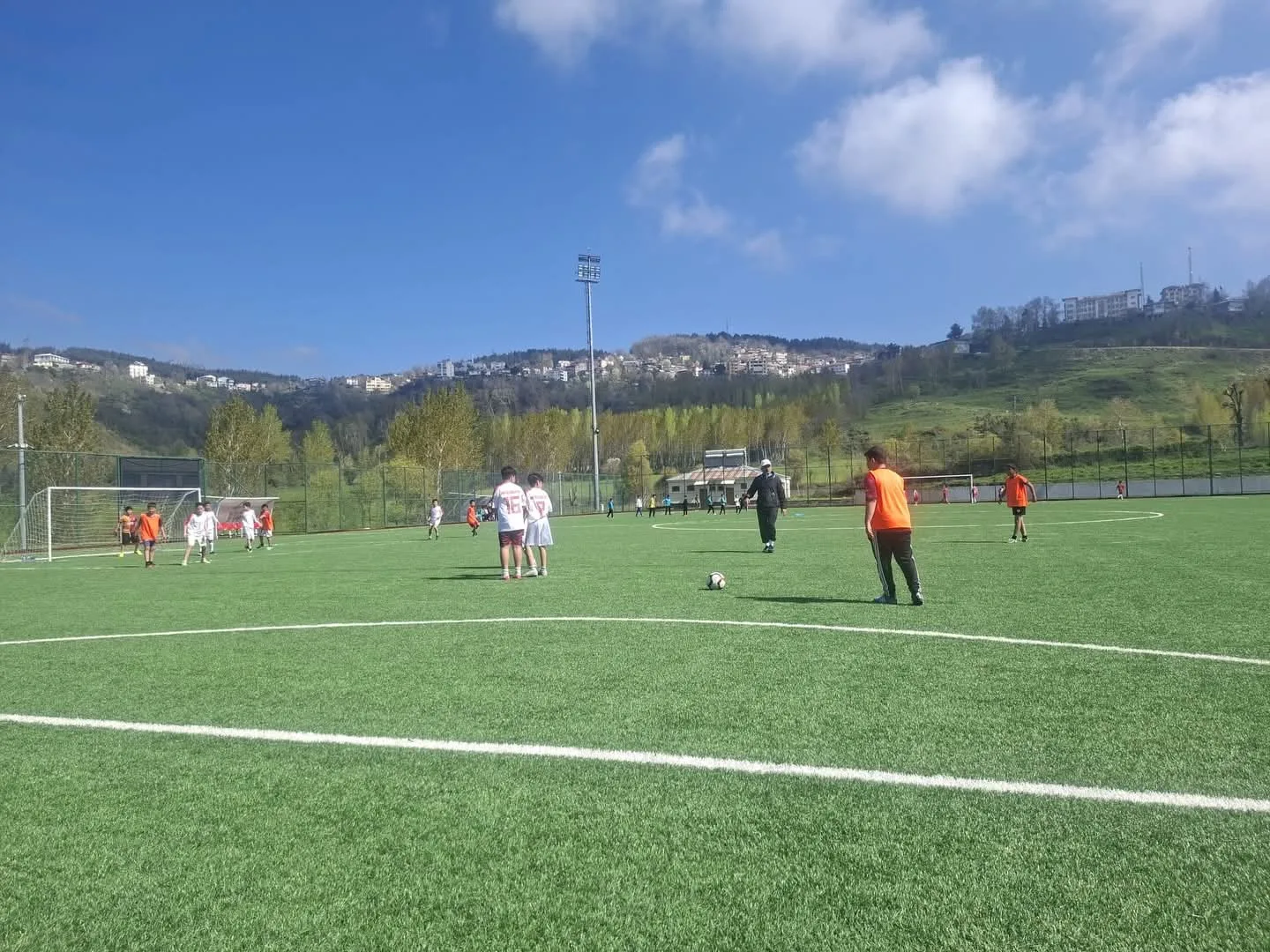 Andırın'da Geleceğin Yıldızları Sahada: Okullar Arası Futbol Heyecanı Tam Gaz!