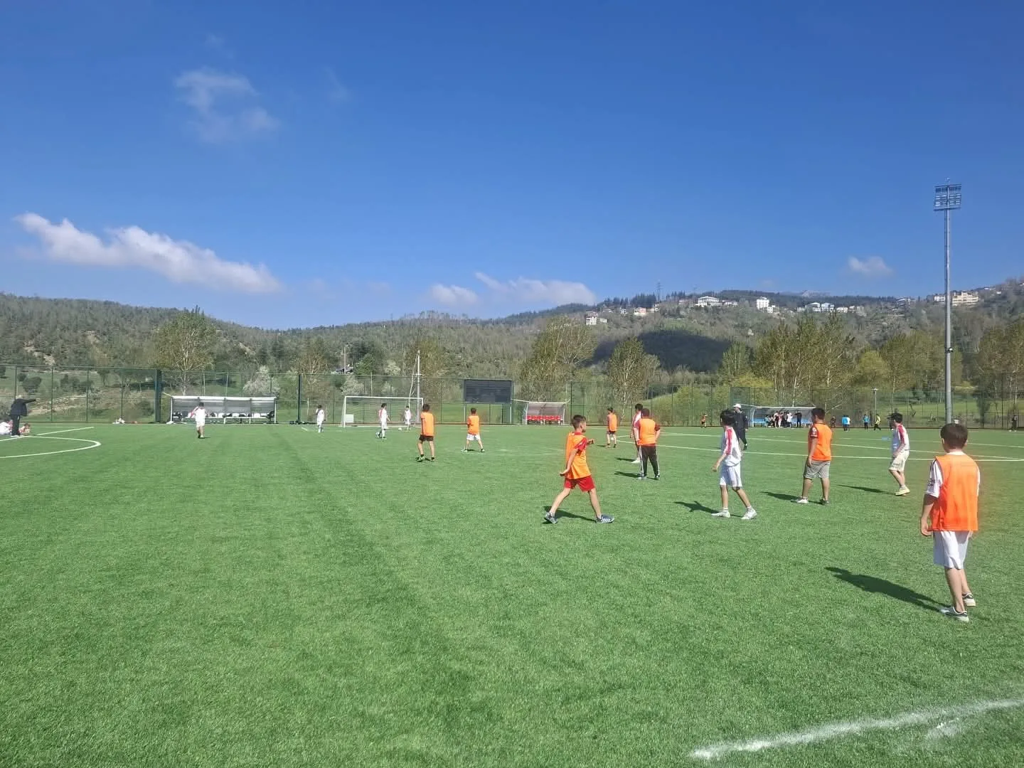 Andırın'da Geleceğin Yıldızları Sahada: Okullar Arası Futbol Heyecanı Tam Gaz!