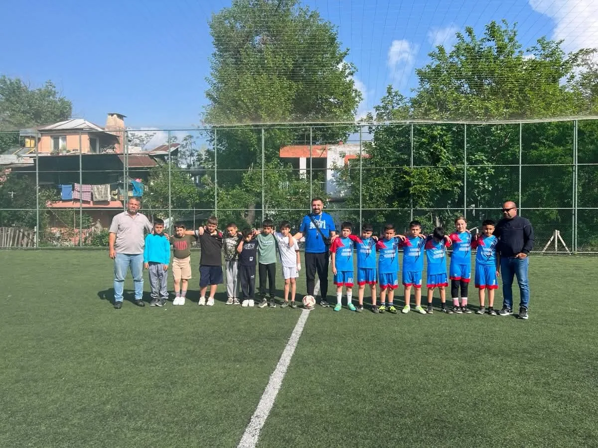 Andırın'da Geleceğin Yıldızları Sahada: Okullar Arası Futbol Heyecanı Tam Gaz!