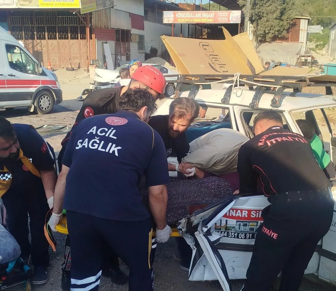 Kahramanmaraş’ta iki otomobil çarpıştı: 3 yaralı
