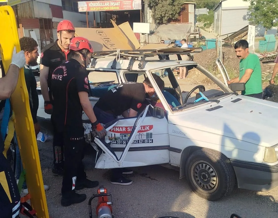 Kahramanmaraş’ta iki otomobil çarpıştı: 3 yaralı