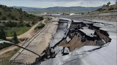 Onikişubat ilçesi Vadi Mahallesi Sümbüllü de yol çöktü