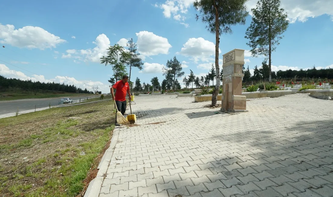 Kahramanmaraş Büyükşehir Belediyesi, Kurban Bayramı öncesi Kapıçam Şehir Mezarlığı’nda temizlik