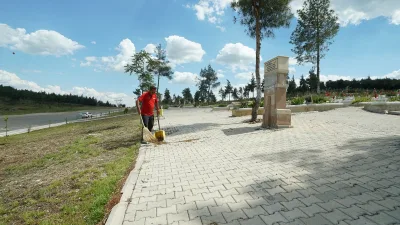 Kahramanmaraş Büyükşehir Belediyesi, Kurban Bayramı öncesi Kapıçam Şehir Mezarlığı’nda temizlik