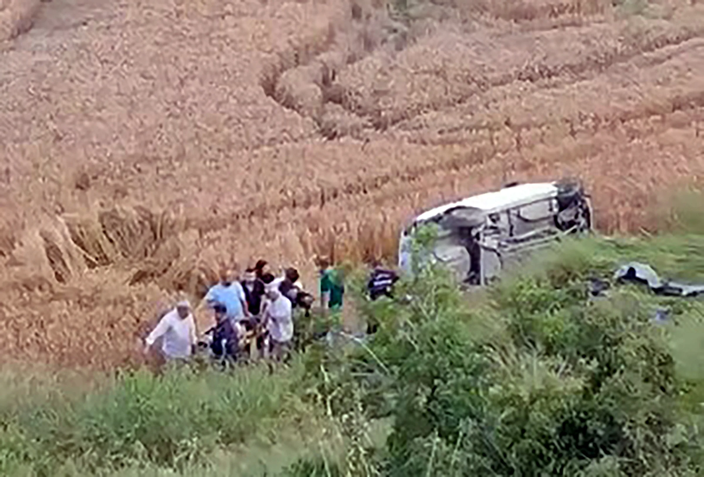 Şarampole devrilen otomobilde can pazarı yaşandı. Araç sürücüsü 26 yaşındaki