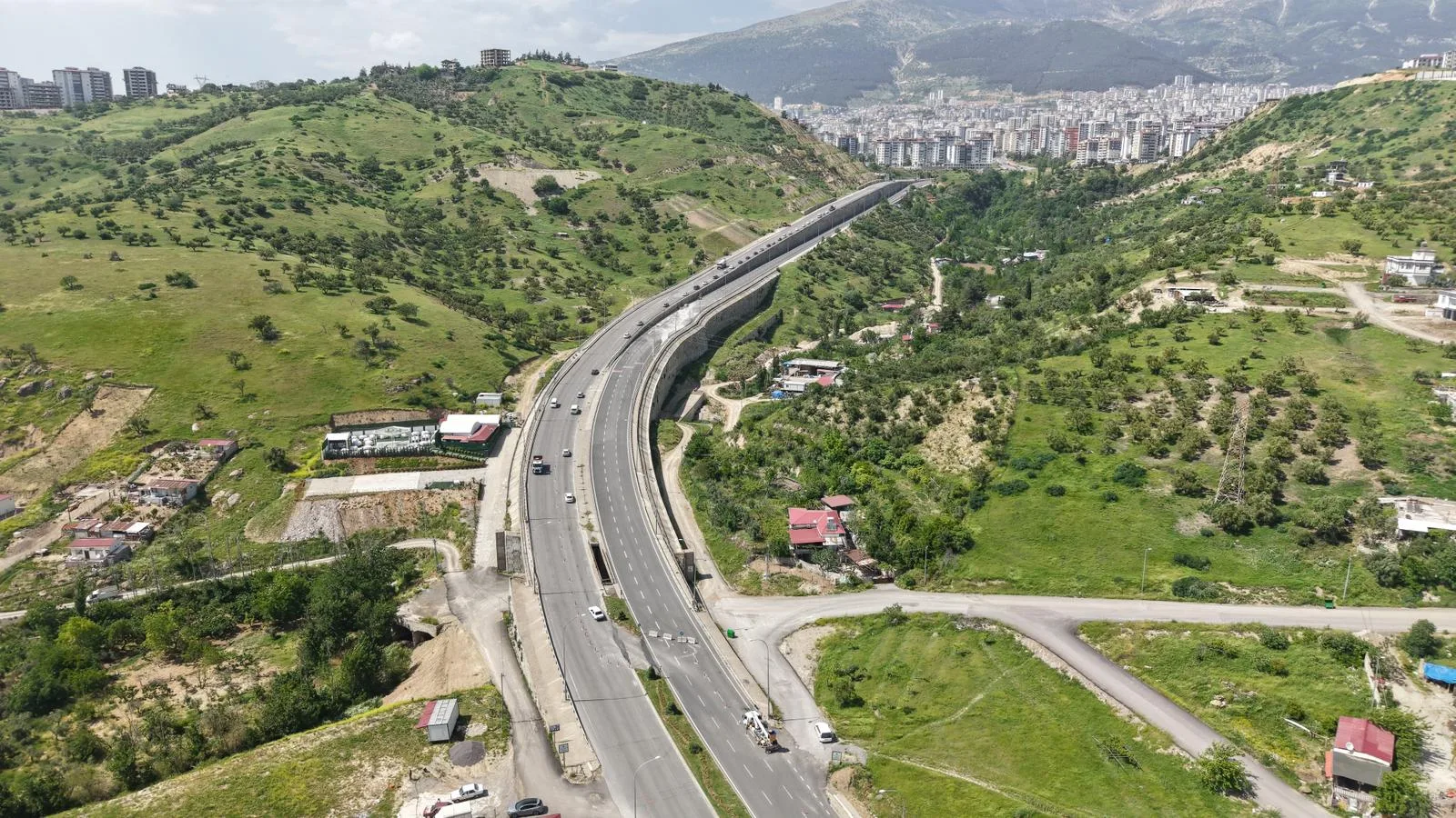 Kahramanmaraş Büyükşehir Belediyesi, Onikişubat Sümbüllü Caddesi’nde çalışma gerçekleştirilecek. Çalışmalardan dolayı