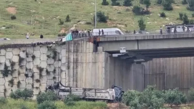 Otomobile arkadan çarpan TIR’ın viyadükten düşmesi sonucu 3 kişi öldü,