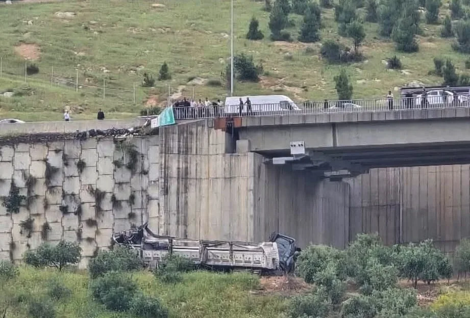 Otomobile arkadan çarpan TIR’ın viyadükten düşmesi sonucu 3 kişi öldü,