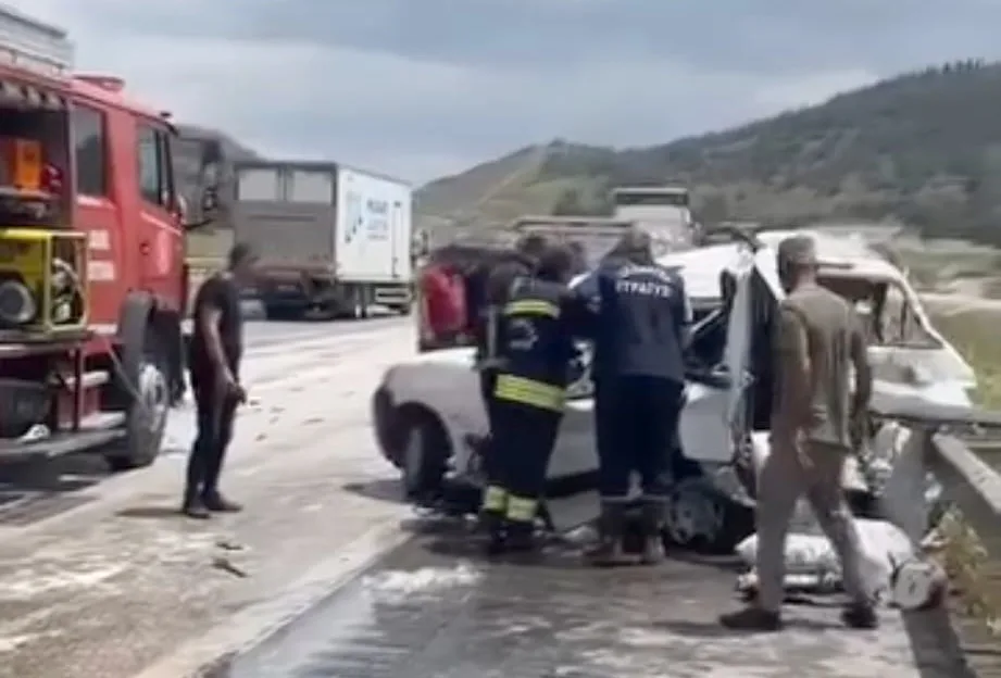 Feci kaza can aldı: TIR otomobili biçti! Feci kaza can aldı: TIR otomobili biçti!