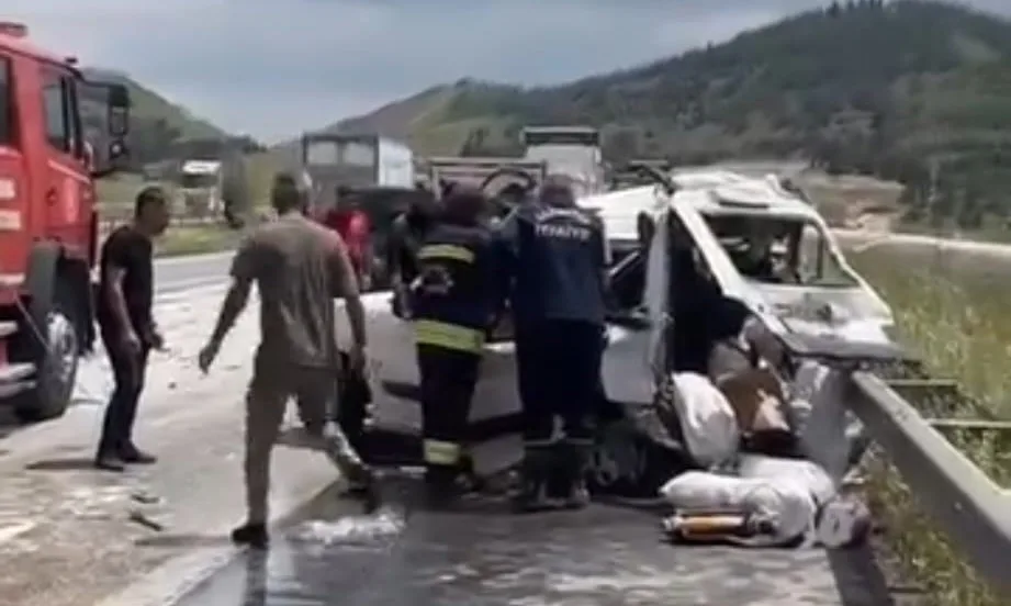 Feci kaza can aldı: TIR otomobili biçti! Feci kaza can aldı: TIR otomobili biçti!