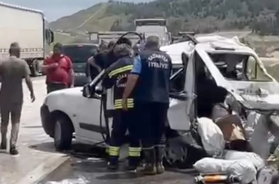 Feci kaza can aldı: TIR otomobili biçti! Feci kaza can aldı: TIR otomobili biçti!