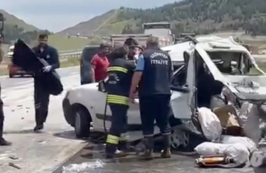 TIR’ın arkadan çarptığı otomobil, amiyane tabirle biçildi. Feci kazada 2