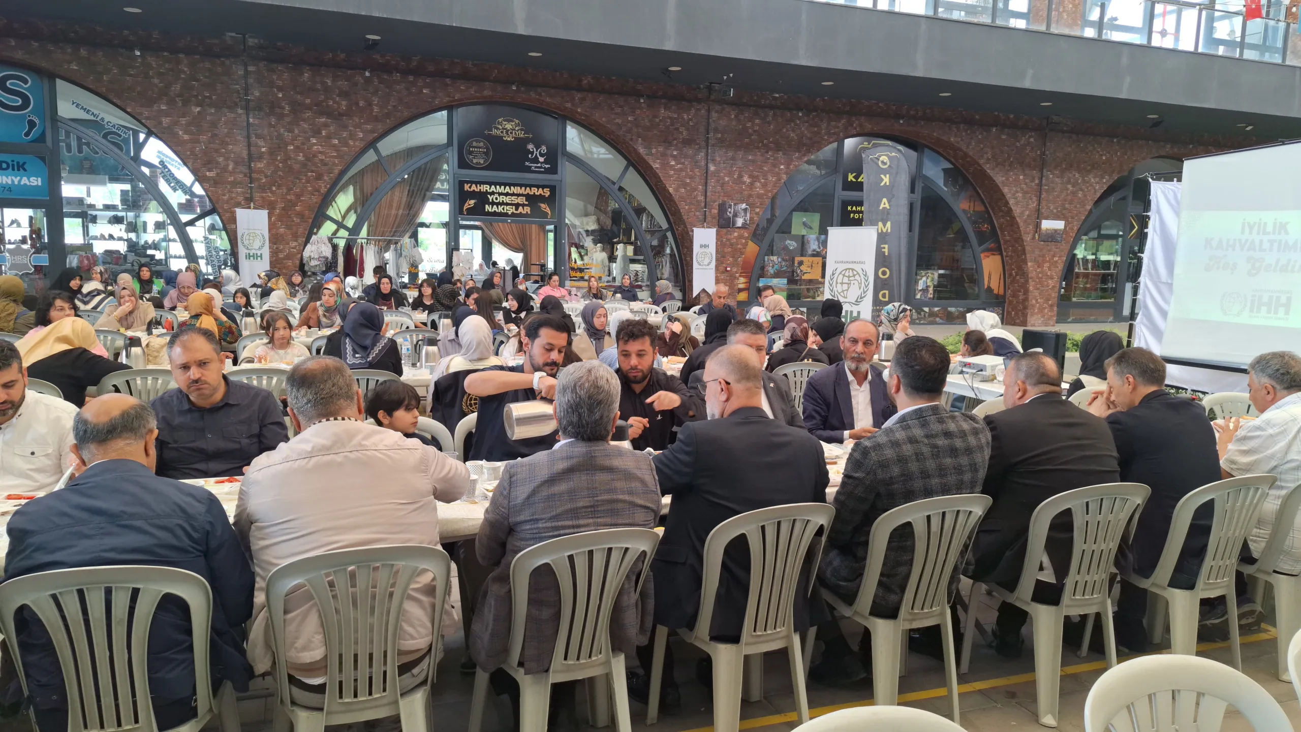 Kahramanmaraş’ta iyilik sofrası: 250 yetim çocuğa bayram sevinci Kahramanmaraş’ta iyilik sofrası: 250 yetim çocuğa bayram sevinci