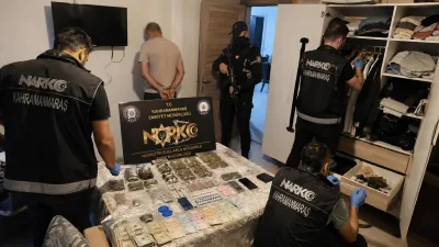Kahramanmaraş’ta narkotik ekiplerinin gerçekleştirdiği operasyonlarda farklı türlerde uyuşturucu maddeler ve