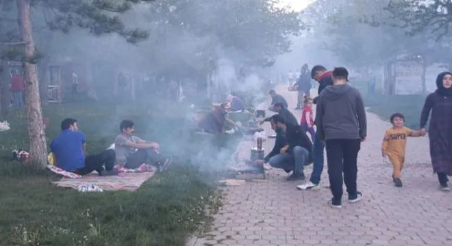Kahramanmaraş'ta görüş mesafesi düştü sürücüler zor anlar yaşadı Kahramanmaraş'ta görüş mesafesi düştü sürücüler zor anlar yaşadı