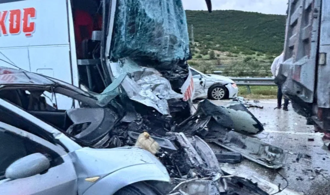 Kahramanmaraş-Gaziantep otoyolunda 13 aracın karıştığı zincirleme trafik kazasında 10 kişi