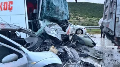 Kahramanmaraş-Gaziantep otoyolunda 13 aracın karıştığı zincirleme trafik kazasında 10 kişi
