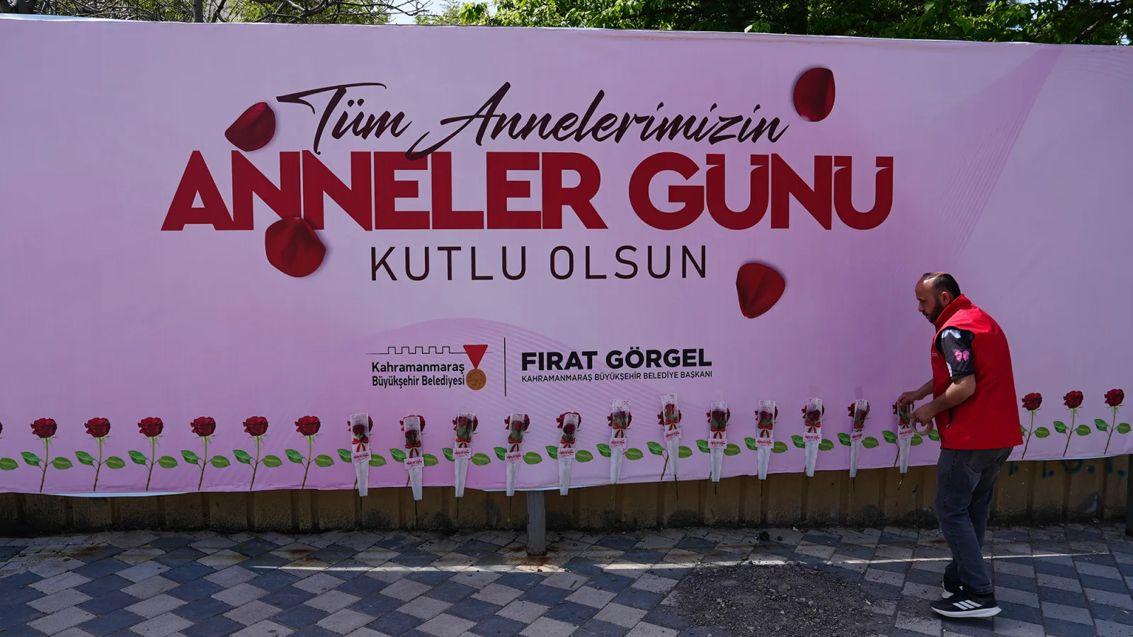 Anneler Günü’nde Duygulandıran Jest: Gülleri Kapan Annelerine Koştu! Anneler Günü’nde Duygulandıran Jest: Gülleri Kapan Annelerine Koştu!