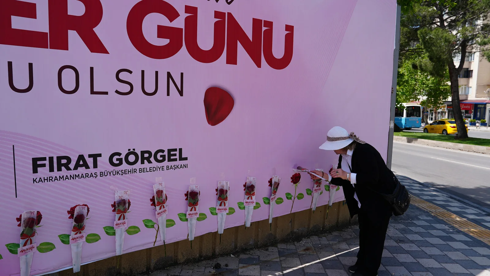 Anneler Günü’nde Duygulandıran Jest: Gülleri Kapan Annelerine Koştu!