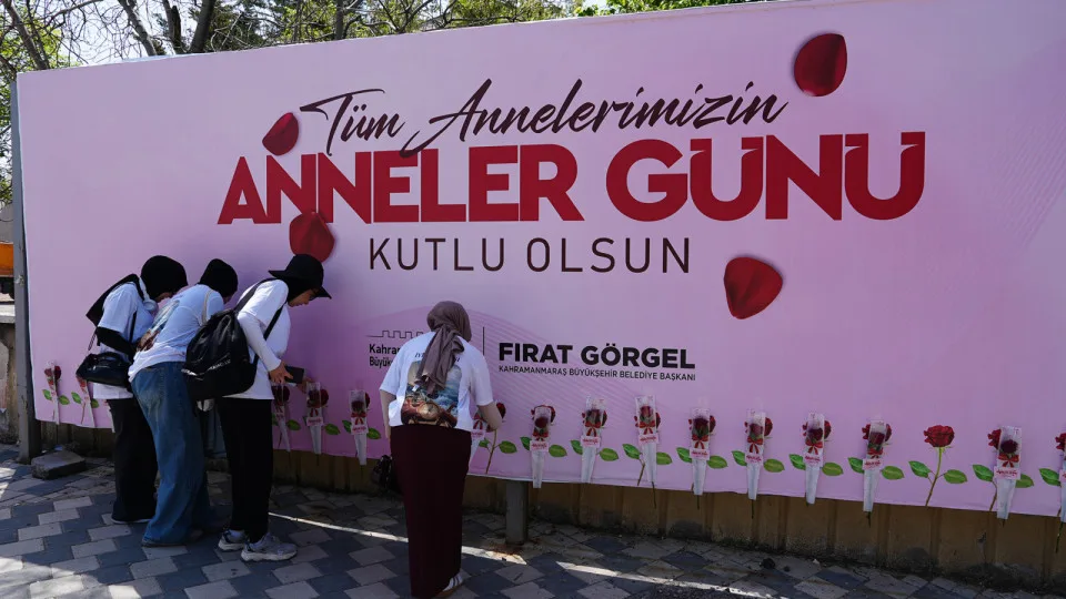 Anneler Günü’nde Duygulandıran Jest: Gülleri Kapan Annelerine Koştu! Anneler Günü’nde Duygulandıran Jest: Gülleri Kapan Annelerine Koştu!