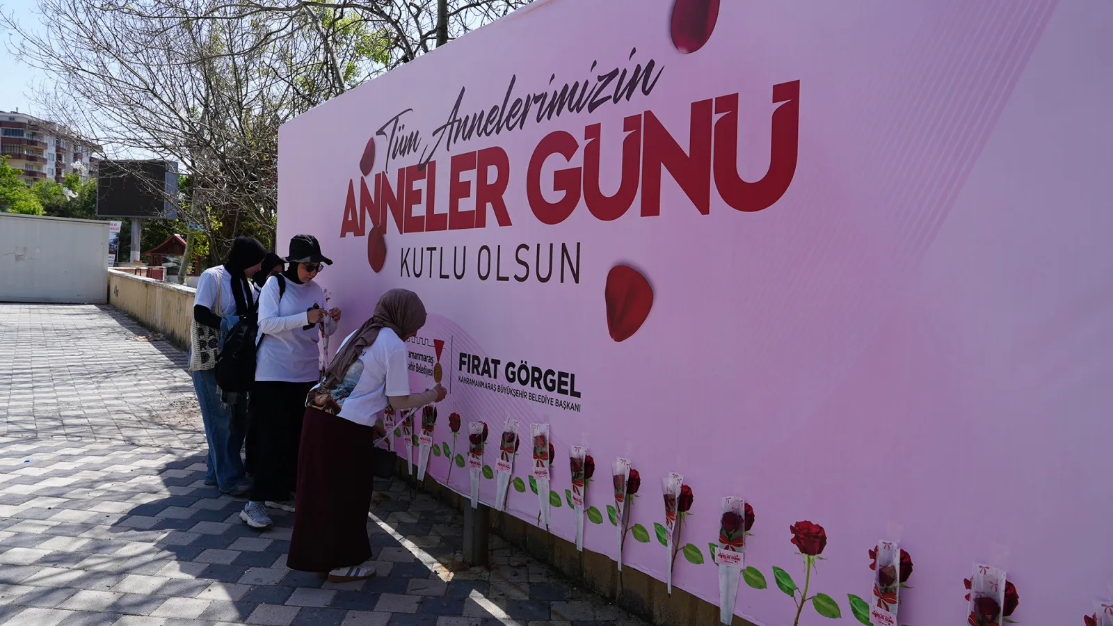 Anneler Günü’nde Duygulandıran Jest: Gülleri Kapan Annelerine Koştu! Anneler Günü’nde Duygulandıran Jest: Gülleri Kapan Annelerine Koştu!
