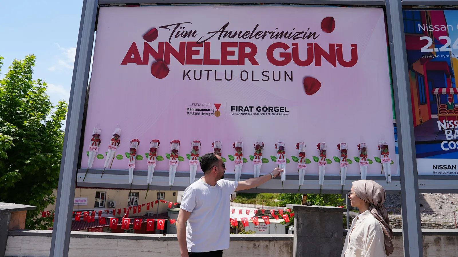 Anneler Günü’nde Duygulandıran Jest: Gülleri Kapan Annelerine Koştu! Anneler Günü’nde Duygulandıran Jest: Gülleri Kapan Annelerine Koştu!