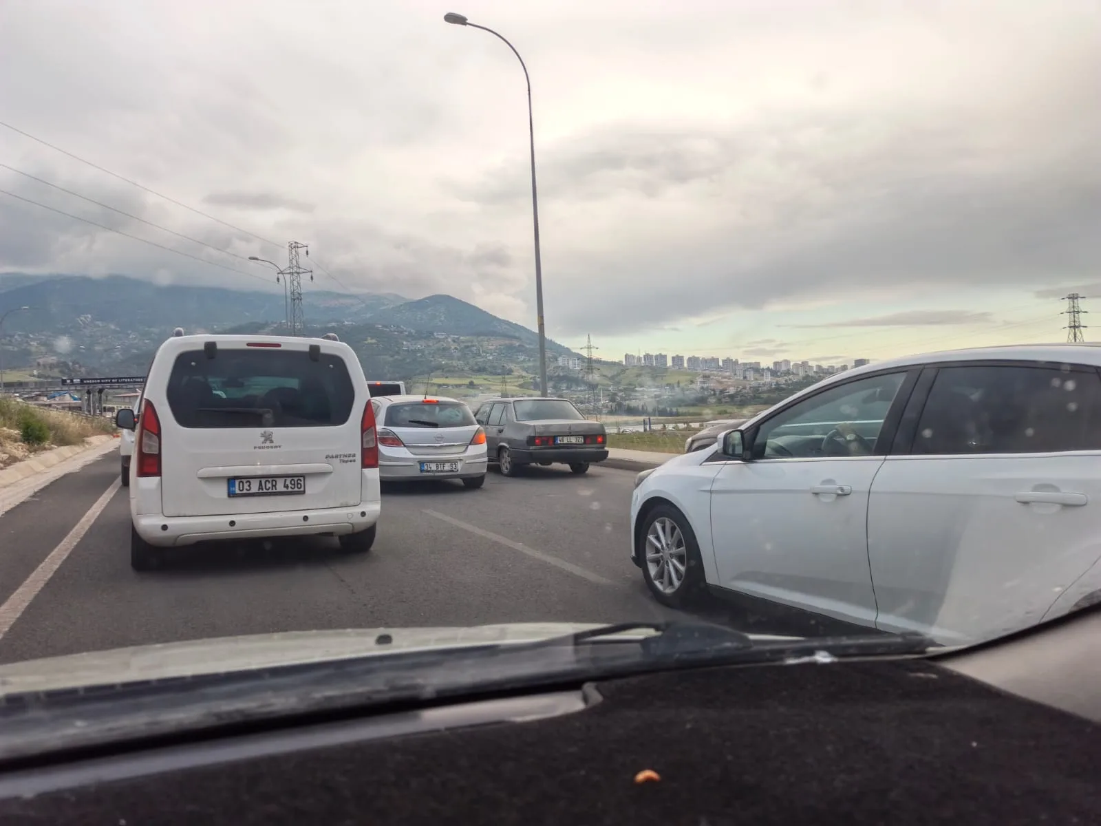 Kılavuzlu Yolu’nda Trafik Çilesi: Sürücüler Kavşak ve Sinyalizasyon İstiyor